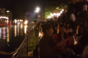 <p>Many persons having picnic along the river bank</p>