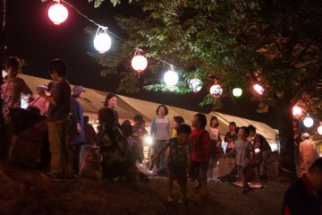 <p>Crowds checking out the food vendors</p>
