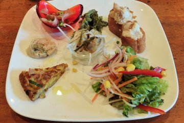 <p>The tasty appetizer plate - with items that change slightly depending on seasonal ingredients...</p>