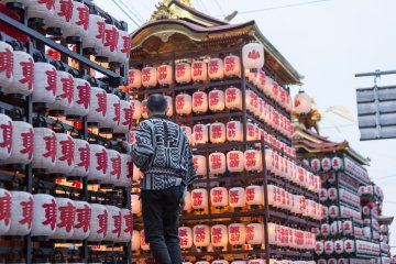 <p>At dusk the lanterns are turned on</p>