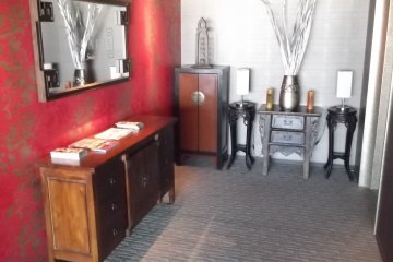 <p>And there's elegant furniture and decoration everywhere</p>