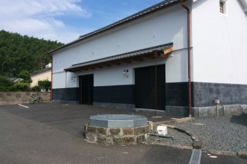 <p>There are two white wall storehouses in the site.&nbsp;</p>