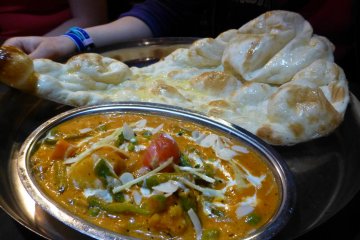 Vegetable curry and plain naan