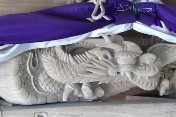 <p>A carving on one of the side shrines</p>