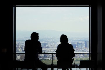 <p>Share a cup of coffee or tea while enjoying the view, maybe with someone special!&nbsp;</p>