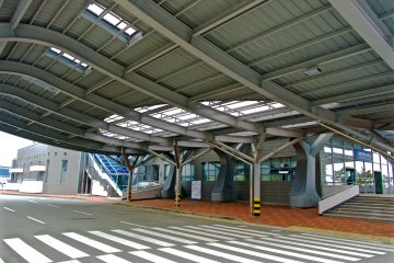 <p>Shuttle bus arrival area</p>
