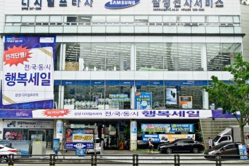 <p>Sam-tastic- Everything Samsung at this sammy megastore</p>