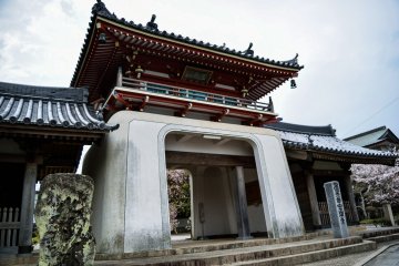 <p>The entrance gate of the sixth temple</p>