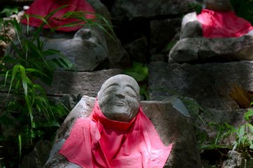 88 Buddha statues along the way