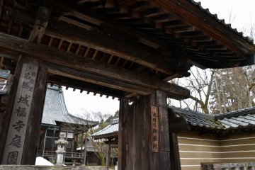 <p>On the right pillar of the gate the wooden sign reads, 'The mausoleum of Ike-no Zenni', who saved the life of young Minamoto-no Yoritomo.</p>
