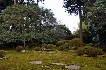 <p>This garden borrows scenery from Hino mountain range. Due to the spring haze, I couldn't see the mountains on the day of my visit.</p>