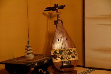 <p>Beautiful Japanese lute (Biwa) displayed in a room which once received the lords of Fukui Matsudaira Clan</p>