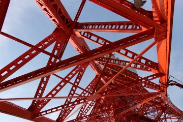 <p>La Tokyo Tower a une structure comparable &agrave; celle de la Tour Eiffel, bien qu'elle soit deux fois plus l&eacute;g&egrave;re</p>