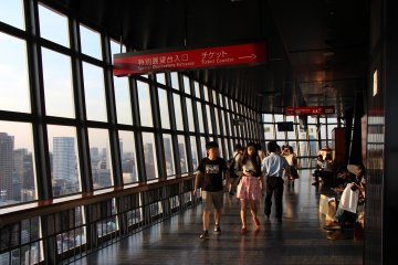 <p>Une premiere plateforme, le Main Observatory (150 m) permet de profiter dans un premier temps d'une vue &agrave; 360 degr&eacute;s sur la capitale</p>