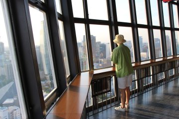 <p>Un touriste japonais prend le temps d'admirer le paysage</p>