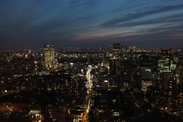<p>Vue de nuit sur le quartier de Roppongi, notamment connu pour sa vie nocturne</p>
