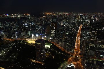 <p>Vue sur le port de Tokyo et les quartiers de Minato-ku &nbsp;au premier plan, et Shinagawa. Au fond &agrave; gauche, la Grande Roue marque l'emplacement d'Odaiba, avec sa plage artificielle et ses nombreuses attractions.</p>