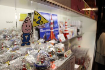 <p>La Tokyo Tower poss&egrave;de m&ecirc;me sa propre mascotte, repr&eacute;sent&eacute;e un peu partout dans le b&acirc;timent, notamment au sein de la boutique de souvenirs, situ&eacute;e au premier niveau</p>