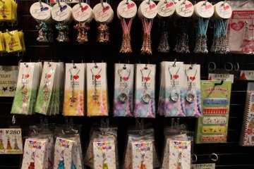 <p>Comme pour d'autres monuments, la Tokyo Tower se d&eacute;cline sous plusieurs formes, du porte-cl&eacute;s au pendentif pour collier</p>
