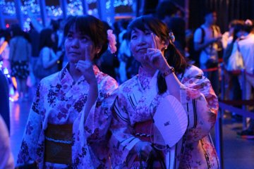 <p>Il n'y a pas que des visiteurs &eacute;trangers qui se rendent a la Tokyo Tower, mais aussi - et surtout - des visiteurs japonais</p>