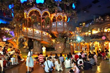 <p>Arrive early to find a great seat for The Wisdom Tree light show with Hello Kitty and Dear Daniel</p>