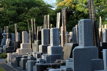<p>Les tombes japonaises et tablettes fun&eacute;raires, du respect des traditions &agrave; la sobri&eacute;t&eacute;</p>