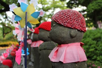 <p>Chaque petit Jizo est coiff&eacute; d'un bonnet rouge, plus ou moins ab&icirc;m&eacute;, suivant le temps auquel remonte la derni&egrave;re attention qui lui a &eacute;t&eacute; accord&eacute;e</p>