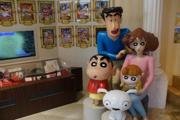 <p>Statues of the Nohara family, with the wall of Shin-chan&nbsp;in the background.&nbsp;</p>