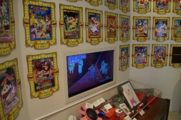 <p>The wall of Shin-chan, an ode to the 23 Crayon Shin-chan films with a display case of "props" underneath.&nbsp;</p>