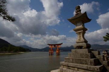 La icónica torii flotante en el Santuario Itsukushima en Hiroshima