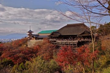 Kiyomizu-dera en Kioto en colores de otoño