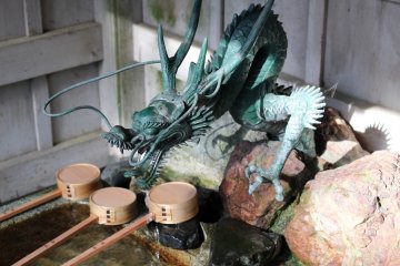 Una chōzuya decorada con un dragón