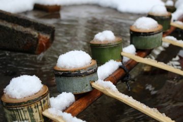 Una chōzuya con nieve de inverno