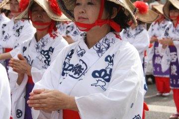 Pakaian ini mirip dengan Festival Tari Awa, bukan? Mungkin karena topinya?