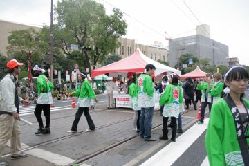 Booth yang menyediakan shochu dan air untuk penari. Meskipun ini adalah festival musim gugur, di selatan Jepang masih cukup panas, terutama saat sore hari dan Anda menari!