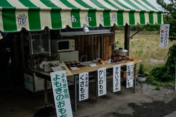 <p>A grocery store in front of the ninth temple</p>
