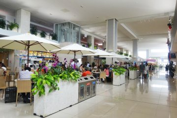 Bandara ini menawarkan fasilitas bersantap dan berbelanja yang sangat baik untuk terminal yang terbilang kecil