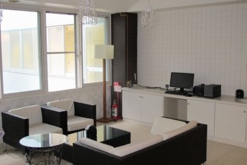 A lounge room at Oakhouse&nbsp;Kamata&nbsp;260