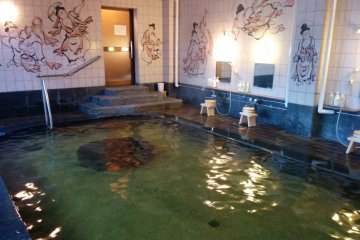 <p>The gorgeous&nbsp;main bath</p>