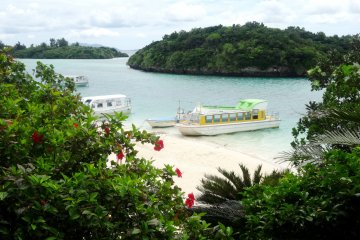 <p>Les bateaux ancrent dans une crique de la baie de Kabira &agrave; Ishigaki</p>