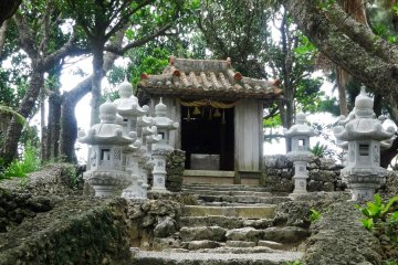 <p>Un sanctuaire au sommet de la falaise</p>