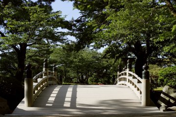 <p>Salah satu dari sekian banyak jembatan di tanah taman.</p>
