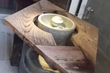 <p>This is next to the foot spa, but I don't rightly know what it is</p>