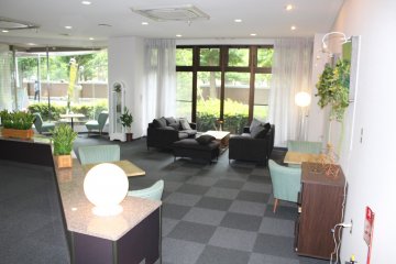 <p>A colorful lobby with sofas and chairs. Great for doing work or relaxing with friends&nbsp;</p>