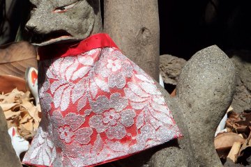 The fox is a messenger of the Inari deity.&nbsp;
