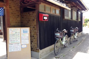 <p>There is plenty of parking space for your bicycle at the entrance of the cafe.</p>