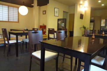 Interior yang sederhana--Anda bisa memilih duduk di meja atau tatami