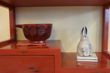 Dekorasi unik di bagian dada urushi yang dipernis