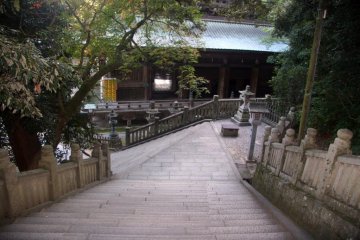 <p>To reach the top you need to climb a long succession of steps, so don't forget to bring some comfortable footwear!</p>