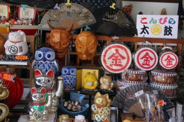 <p>Once you reach the bottom you can check out the gift shops for souvenirs.</p>